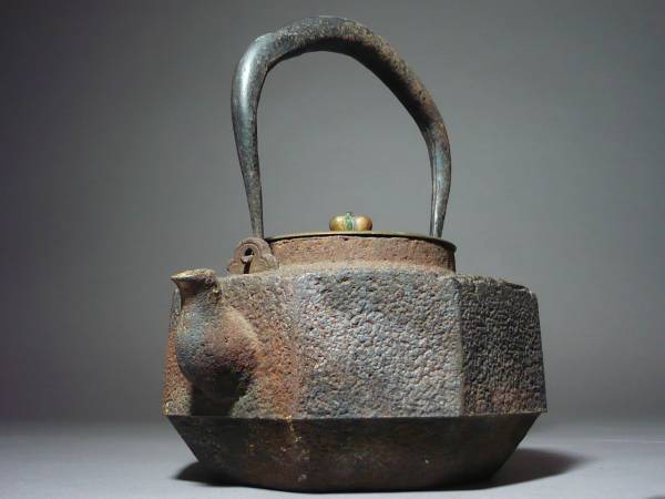 ☆煎茶道具／ 晴寿堂造 時代八角 鉄瓶／銅蓋地紋 湯沸 鉄壺 急須 急須