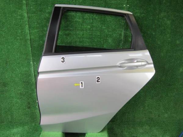 フィット GK3 GK4　左リアドアAssy