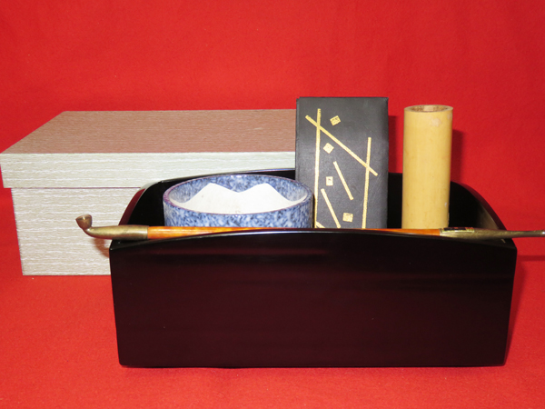 ◇[茶禅]茶道具 莨盆「木製黒真塗粒足櫛形煙草盆セット」火入 茶道具