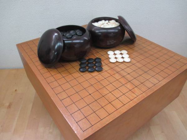 高級囲碁盤と碁石セット 碁笥 桐箱入り 本蛤、那智黒碁石 へそ有り