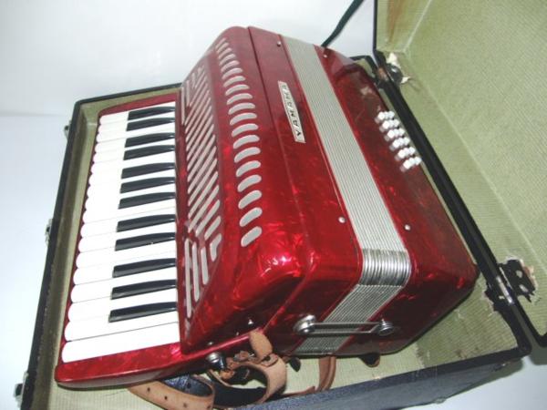 在庫処分セール】 YAMAHA アコーディオン 鍵盤30 ベース18 ケース付