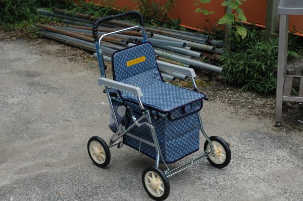 未使用☆折り畳み時自立する◎ポーターチェアN1シルバーカー☆紺