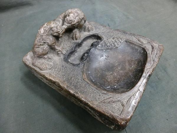 A17713a 古い石硯 裏刻：金石款人馬画賛 獅子文硯 3kg