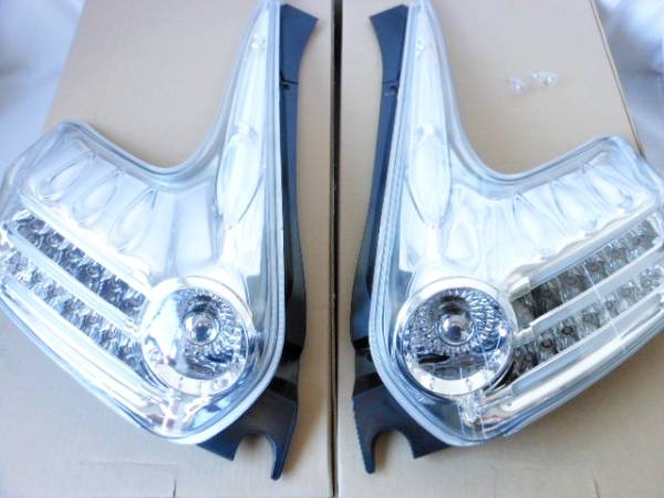 希少 日産 ジューク F15 エムブロ サンダーテール 美品 日産 ジューク 用エムブロ製LED サンダーテール 社外 【公式通販】