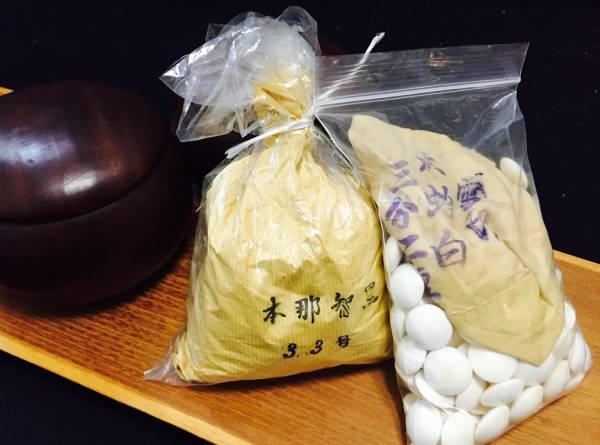 囲碁石 本那智黒・本蛤 33号 日本棋院、未使用 碁石 日向碁盤碁石 囲碁 本蛤碁石 33号 本蛤白 蛤 はまぐり産