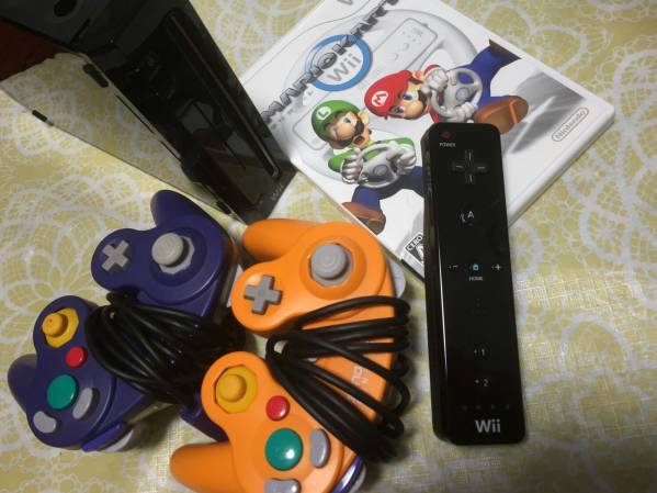 Wii 本体　ソフト　コントローラー類 ニンテンドーWii本体セット(コントローラー2個、ソフト付き