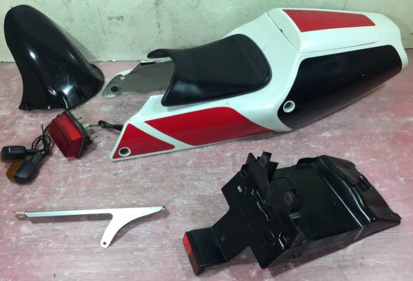 TZR250シートカウル TZR250 3XV シートカウル廻りセット TZR250 シートカウル 左 赤⁄白