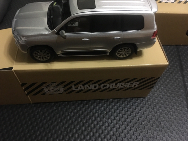 トヨタ ランドクルーザー シルバー 1/30 ミニカー 非売品トヨタカラー