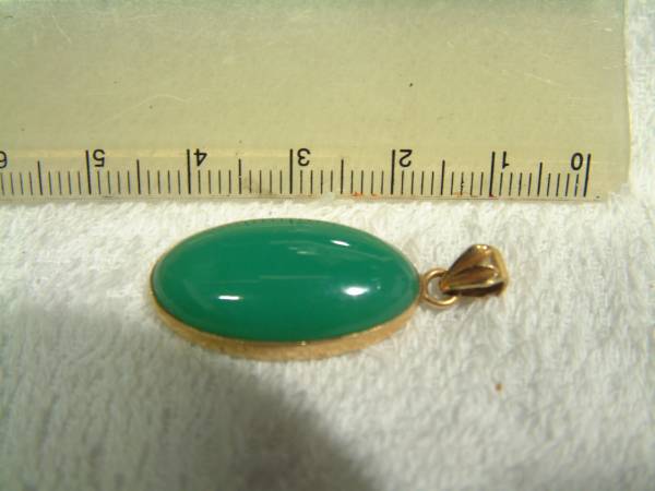 ヒスイの様な石の付いたｋ18のペンダントトップ。