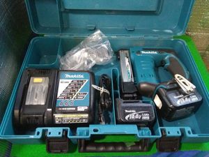 マキタ電動タッカーST120DRF 憐れ 14.4vバッテリー、充電器、ステープル1箱