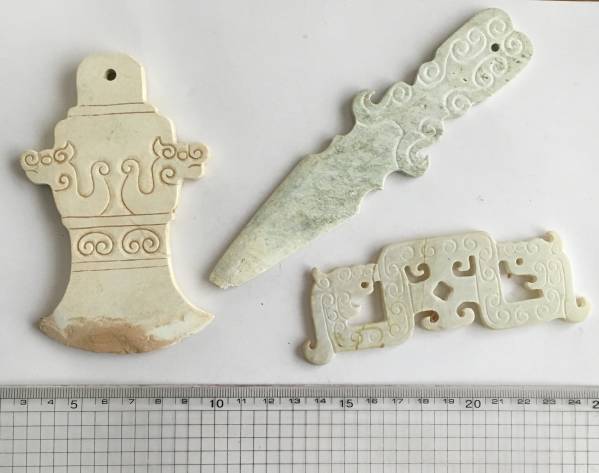 C184y_famille中国骨董　玉の飾りいろいろ3個　難有　石根付