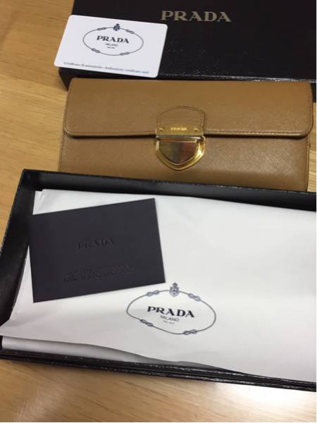 プラダ 長財布