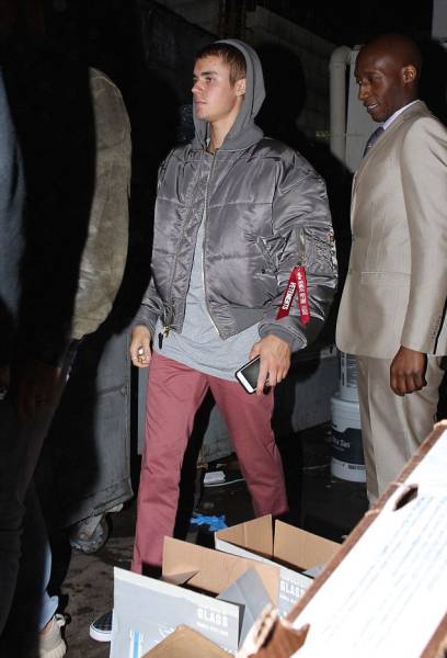 Justin Bieber着 17SS VETEMENTS×ALPHA ボンバー Fear Of God 