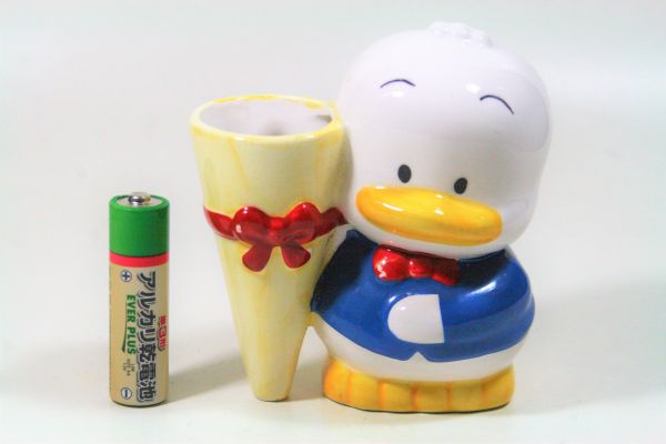 レトロ 1997 サンリオ あひるのペックル 陶器製 一輪挿し 花瓶 フィギュア キャラクター ペン立て などにも その他 売買されたオークション情報 Yahooの商品情報をアーカイブ公開 オークファン Aucfan Com