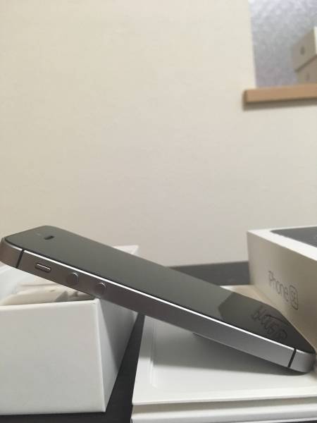 iPhone 13 Pro ゴールド 256 《中古美品》iPhone SE 64GBブラック 国内正規