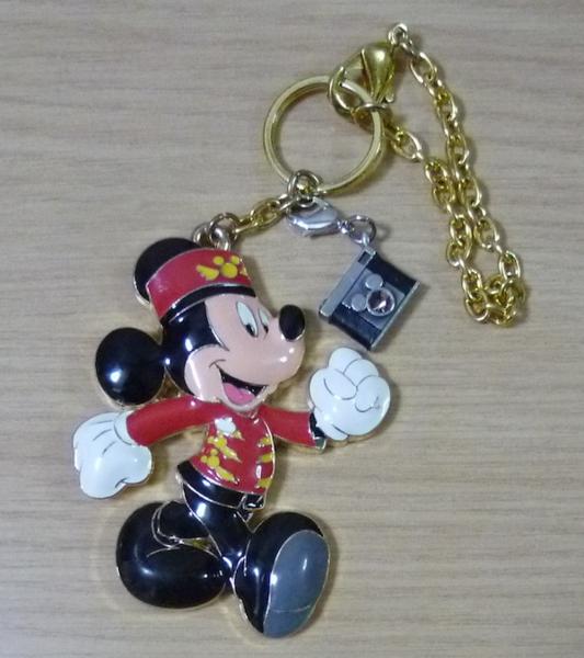 5290 Disney ミッキーマウス キーホルダー 金属製 ホテルマン Mickey Mouse その他 売買されたオークション情報 Yahooの商品情報をアーカイブ公開 オークファン Aucfan Com