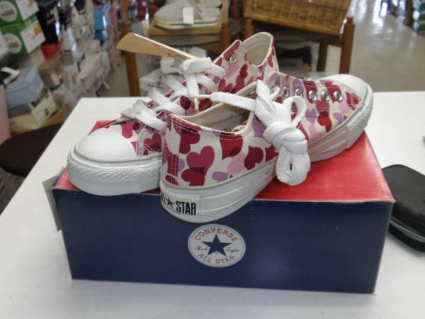 24.0 コンバーススニーカー　ハートがいっぱいOX