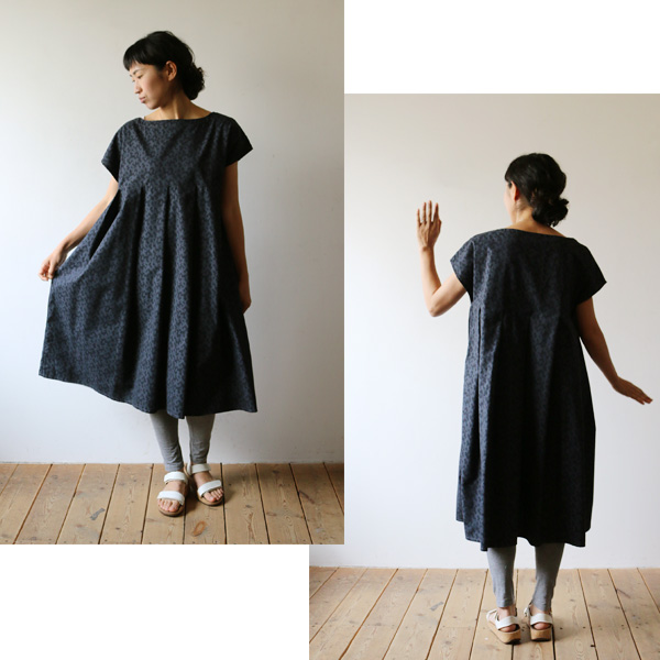 ■ラスト1点 コットン100％柔らかな心地よい生地でつくる 和模様 ゆったり身幅　贅沢タック ワンピース 紺ネイビー L15A