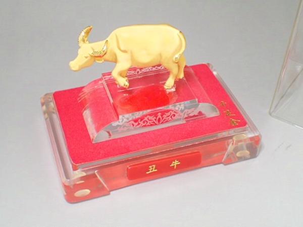 千足金　K22 牛　置物　8.7g　金製