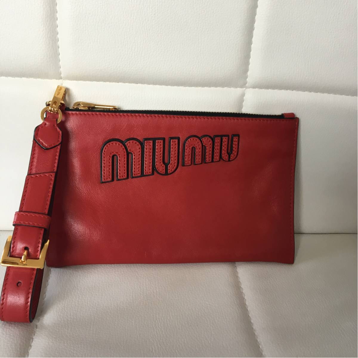 大幅値下げ！正規品 miumiuストラップ付ポーチ ミュウミュウ miumiu ポーチ 美品 リストストラップ付 miumiu ミュウ