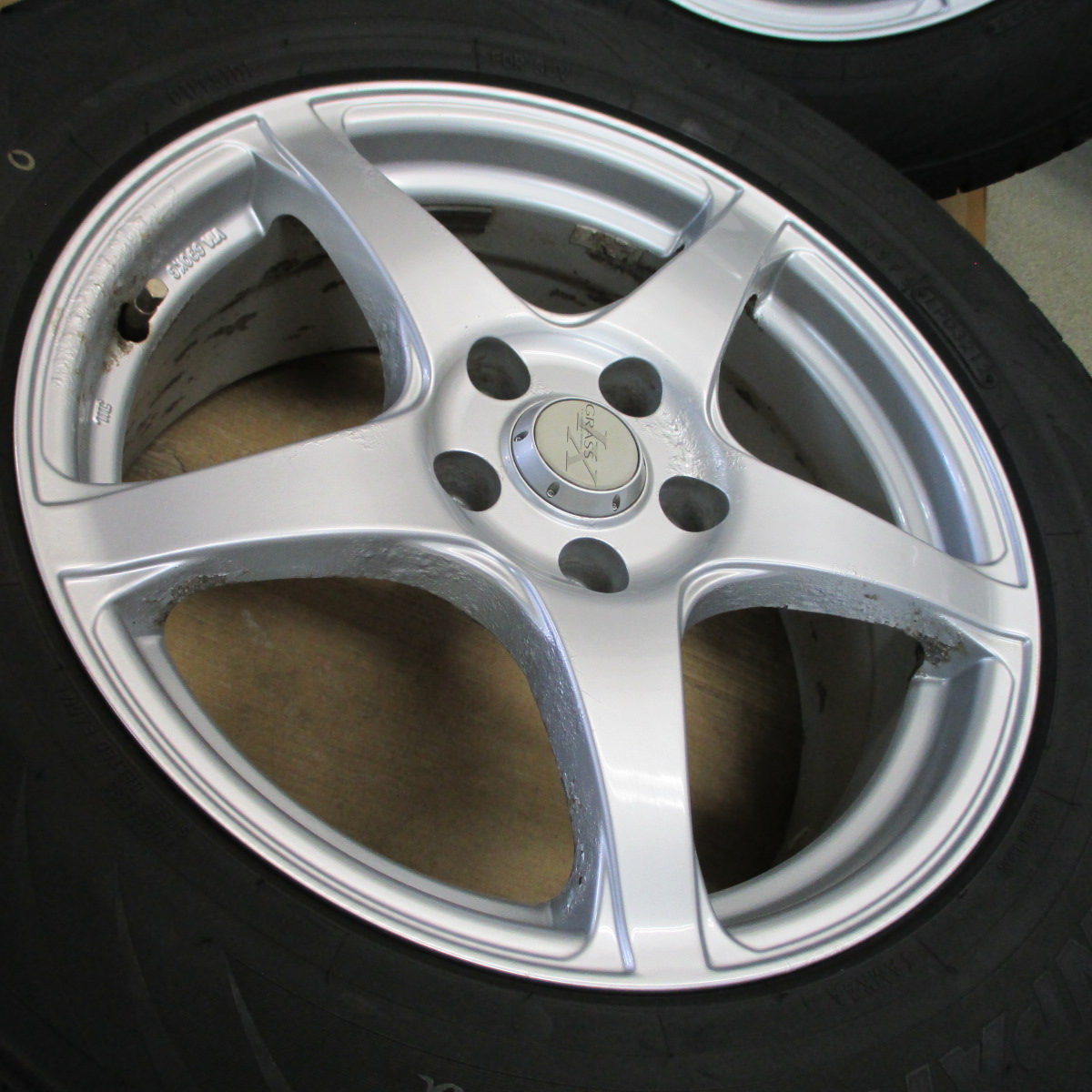 送料安バリ山スタッドレス4本 225/65R17 5穴PCD114.3 +38 80%