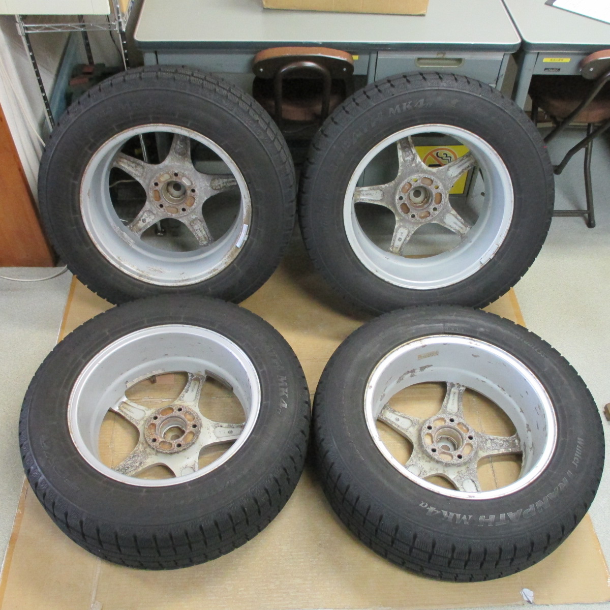 送料安バリ山スタッドレス4本 225/65R17 5穴PCD114.3 +38 80%