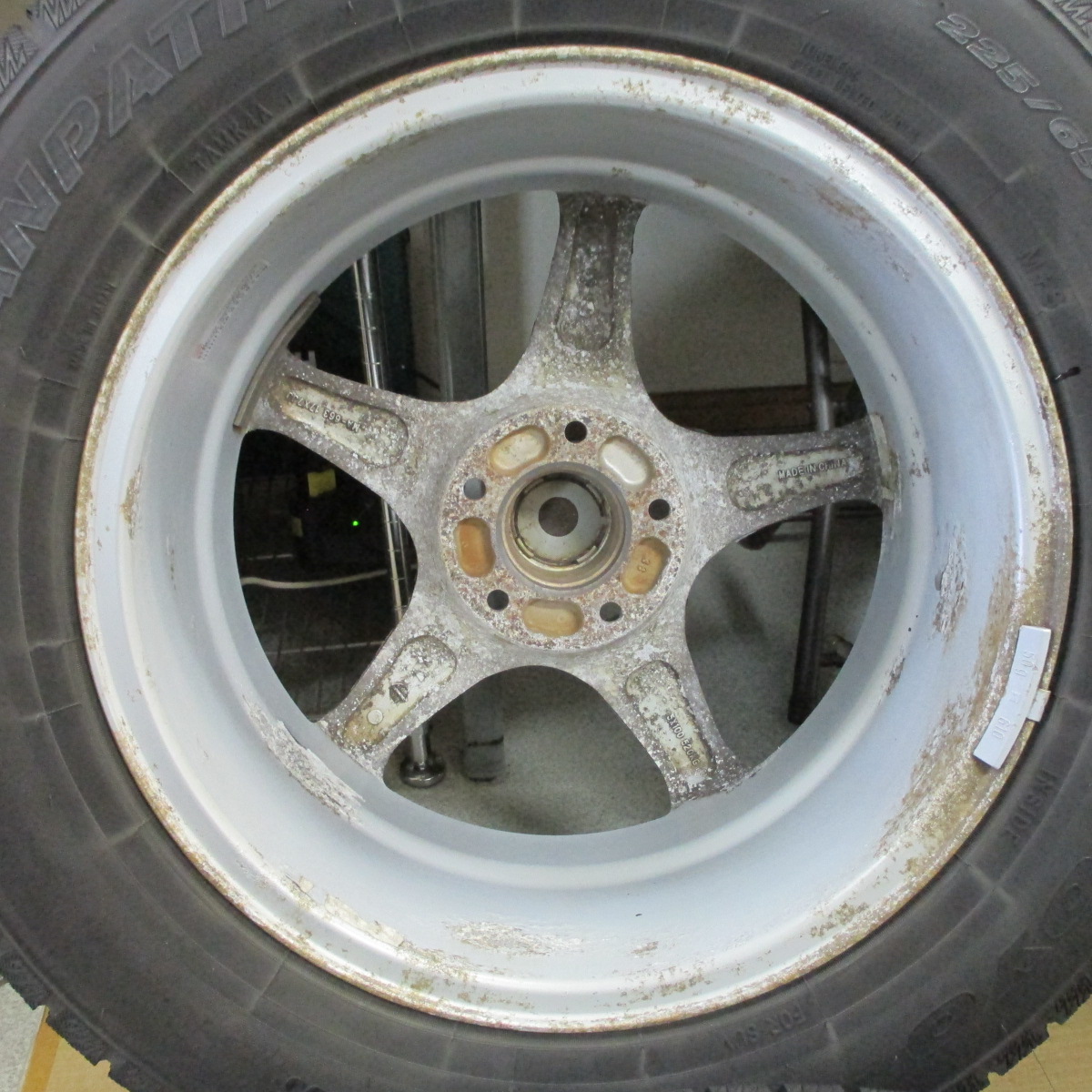 送料安バリ山スタッドレス4本 225/65R17 5穴PCD114.3 +38 80%