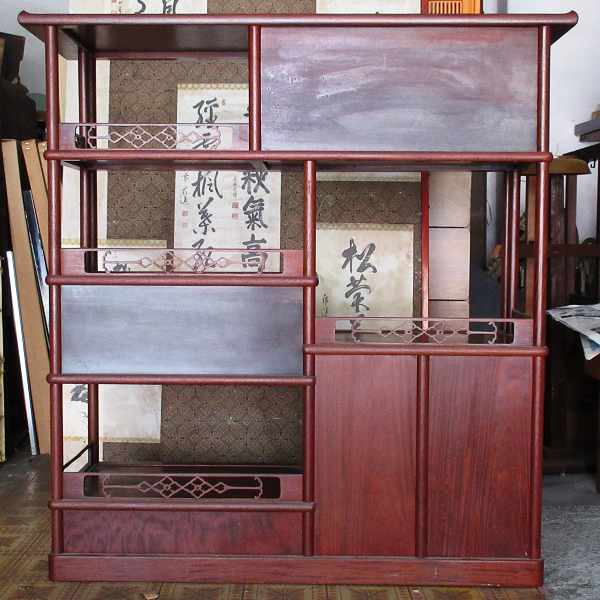 【ひょうたん】松竹梅等図の花梨材の飾り棚[違い棚 茶棚]