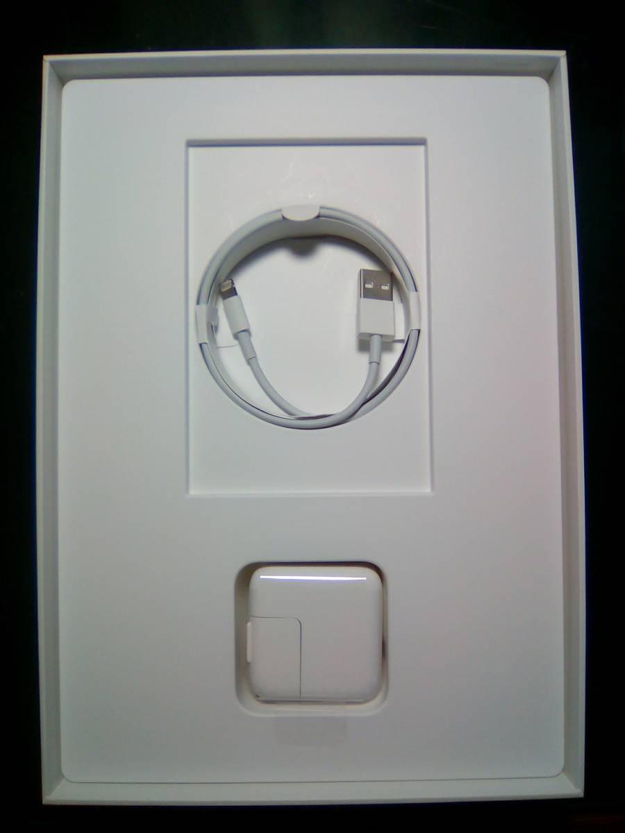 ★★ iPad第５世代32GB Wi-Fi 　箱と充電アダプター、Lightningケーブル、シール、説明書（本体はありません） ★★_4