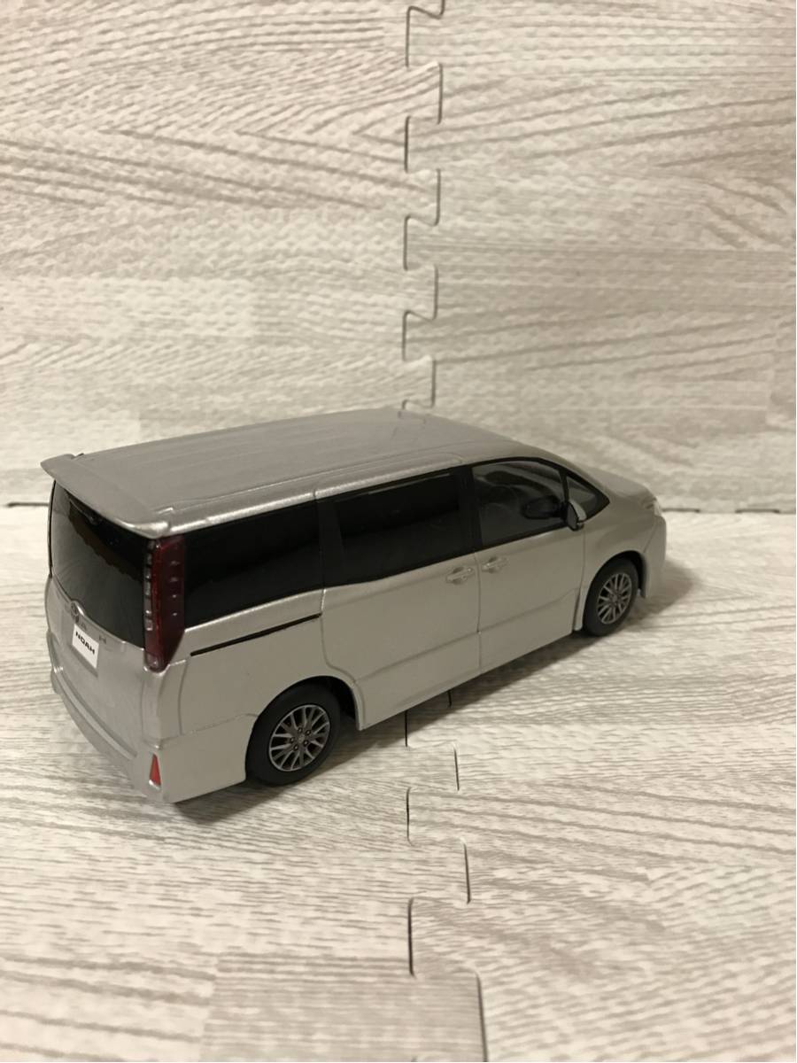 おもちゃ トヨタ ノア Si 80系前期 エアロ 1/30 カラーサンプル ミニカー