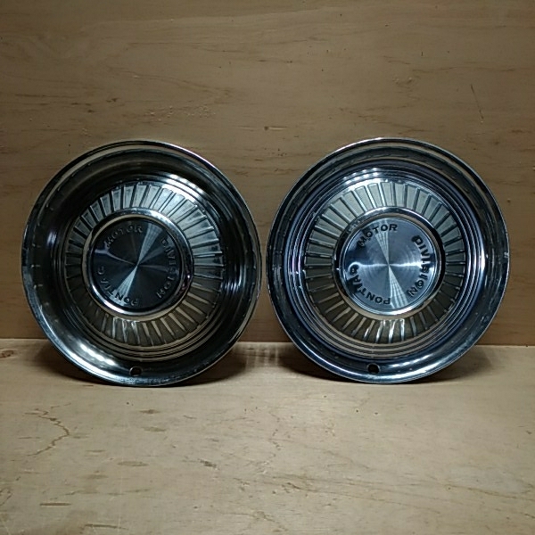 L101613[丸吉]タイヤホイールカバー2枚 外寸35.5cm 内寸34.5cm 引掛20mm ポンティアック ビンテージ アメ車 旧車 ステンレススチール