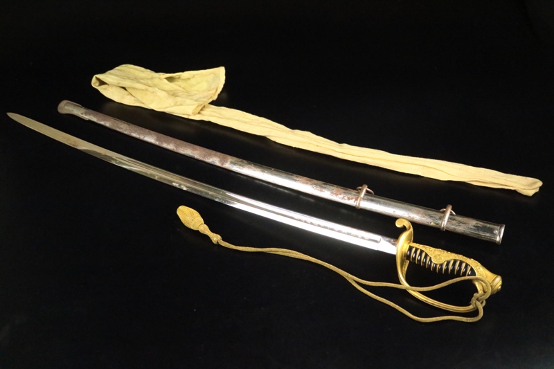 貴重 旧日本陸軍 指揮刀 大和八重桜文 瓢箪型刀緒 二環吊 桜花透彫 サーベル 軍刀 模造刀/尉官 佐官