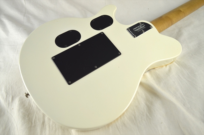 楽器即決☆Musicman / Axis EX_ホワイトカラー！ピックアップも交換されパワフルな一本です！