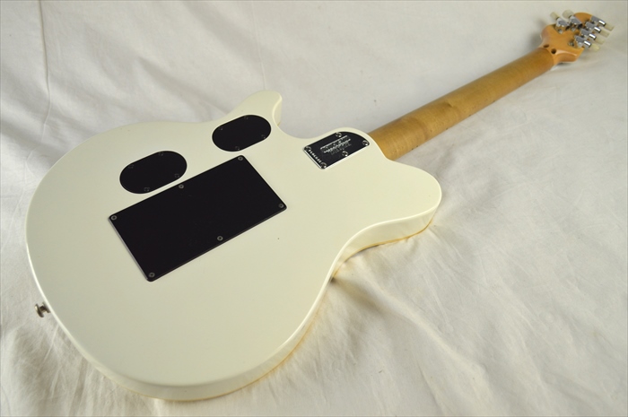 楽器即決☆Musicman / Axis EX_ホワイトカラー！ピックアップも交換されパワフルな一本です！