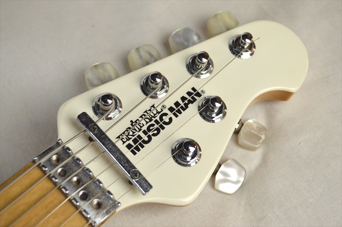 楽器即決☆Musicman / Axis EX_ホワイトカラー！ピックアップも交換されパワフルな一本です！