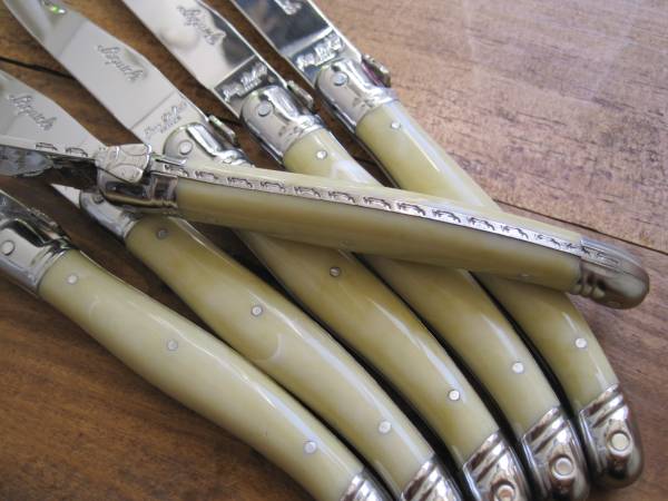 最高級クオリティフランス製産100%2.5㎜幅Laguiole象牙色 #17315 Laguiole | 職人仕上げ4本set フランス製ナイフ&フォーク最高級2.5mm幅 最高級2.5mm幅ステンレス象牙色Laguioleテーブルナイフ6本セット 2.5mm Stainless Knives Steak クリアランス最安値 ステンレス シャトーラギオール ステーキ ◇メーカー・種類別,Chateau