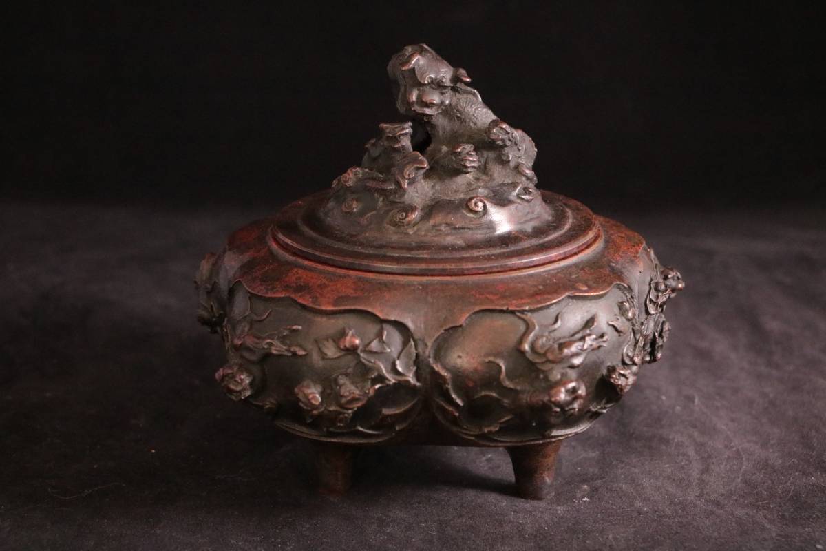高岡銅器 : 佐野宏采(作)牡丹唐草文唐銅香炉獅子蓋付三つ足銅製蝋型 