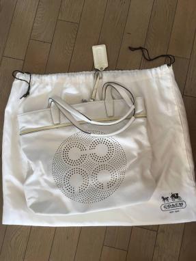 定番，豊富な コーチ COACH バッグ トートバッグ レザー 白色 17041 オードリーレザー スリムトート 保管品(トートバッグ)｜売買されたオークション情報、yahooの商品情報をアーカイブ公開 - オークファン かばん、バッグ