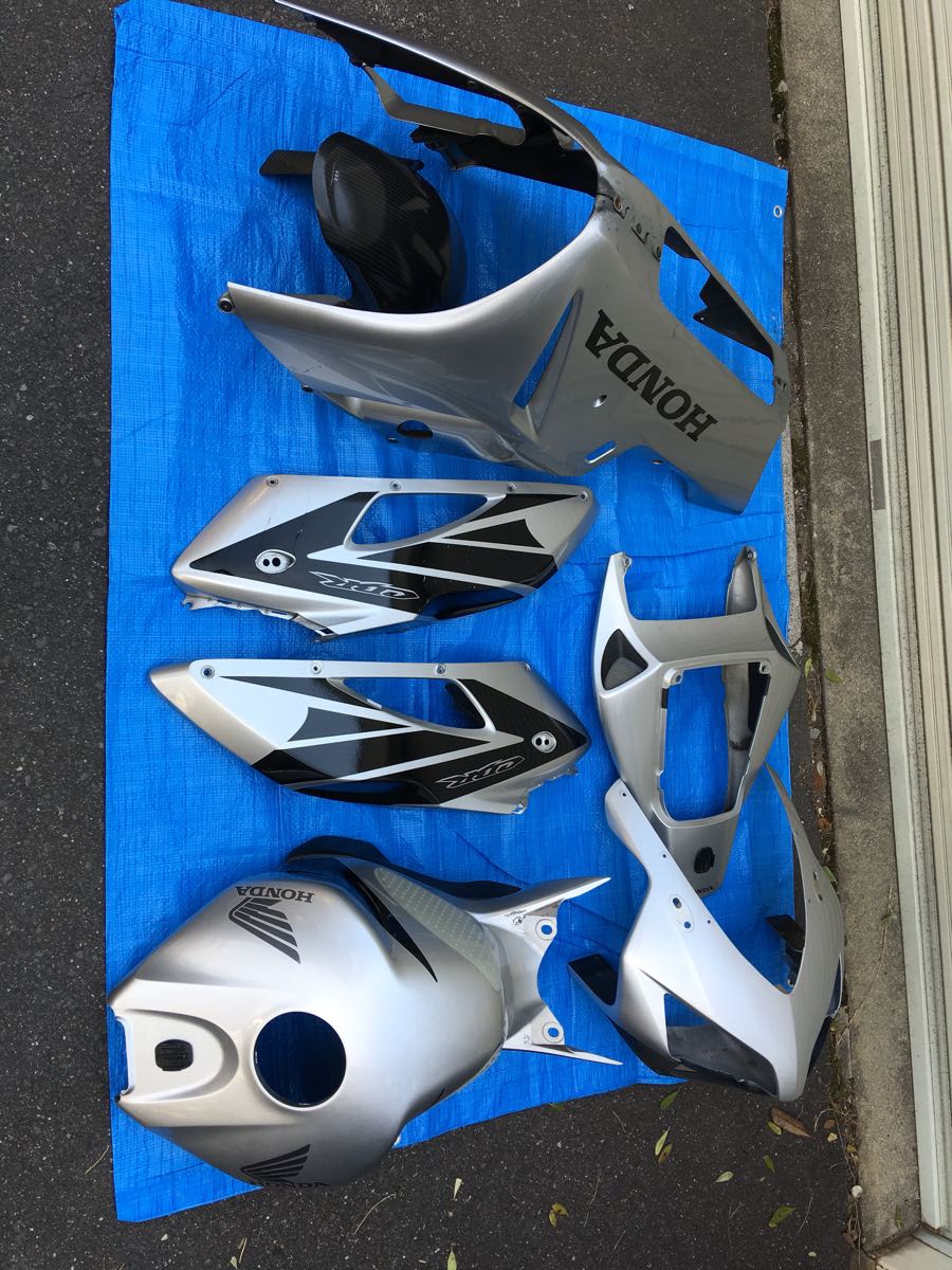 【 純正 カウル 】ホンダ CBR1000RR ( sc57 ) 逆車 カーボン フェンダー付き シルバー 直接取引希望