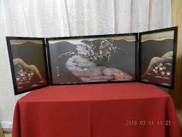 大幅値下!! 3曲彫金屏風 龍明作 梅 　横巾145cm　 高さ45cm 　左右横巾30㎝ 　中央横巾84㎝