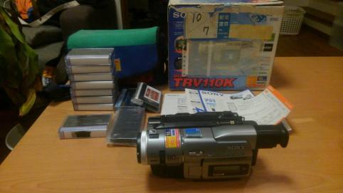 SONY DCR-TRV110Kフルセット動作、バッテリーフル充電問題なし　中古美品（おまけカセット９本付属（使用、未使用あり）