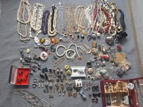 アクセサリー いろいろ大量まとめて200点前後 ネックレス ブローチ ブレス イヤリング 指輪他 