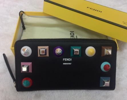 着払い　FENDI 　女性用　スタッズ 　中古　長財布　