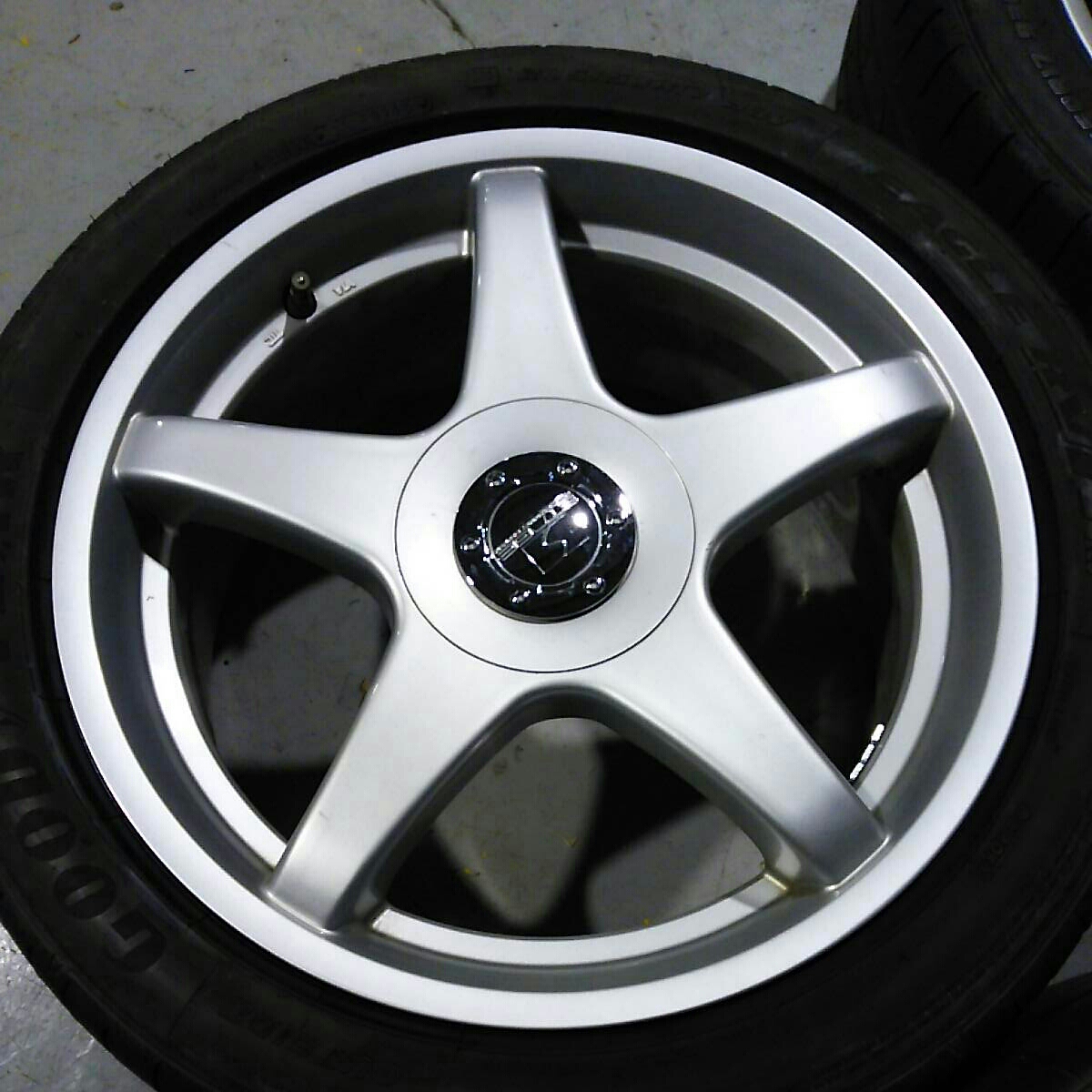 バリ溝 メーカー不明 ホイール 17インチ 7j ＋48 PCD100 114.3マルチ 205/50R17 4本セット