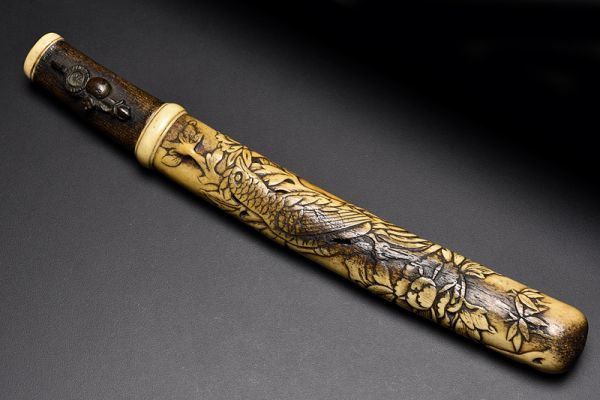 鹿角彫孔雀文銅製目貫飾刀拵形煙管筒】 提物印籠根付緒締玉煙管(根付