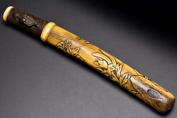 鹿角彫孔雀文銅製目貫飾刀拵形煙管筒】 提物印籠根付緒締玉煙管(根付
