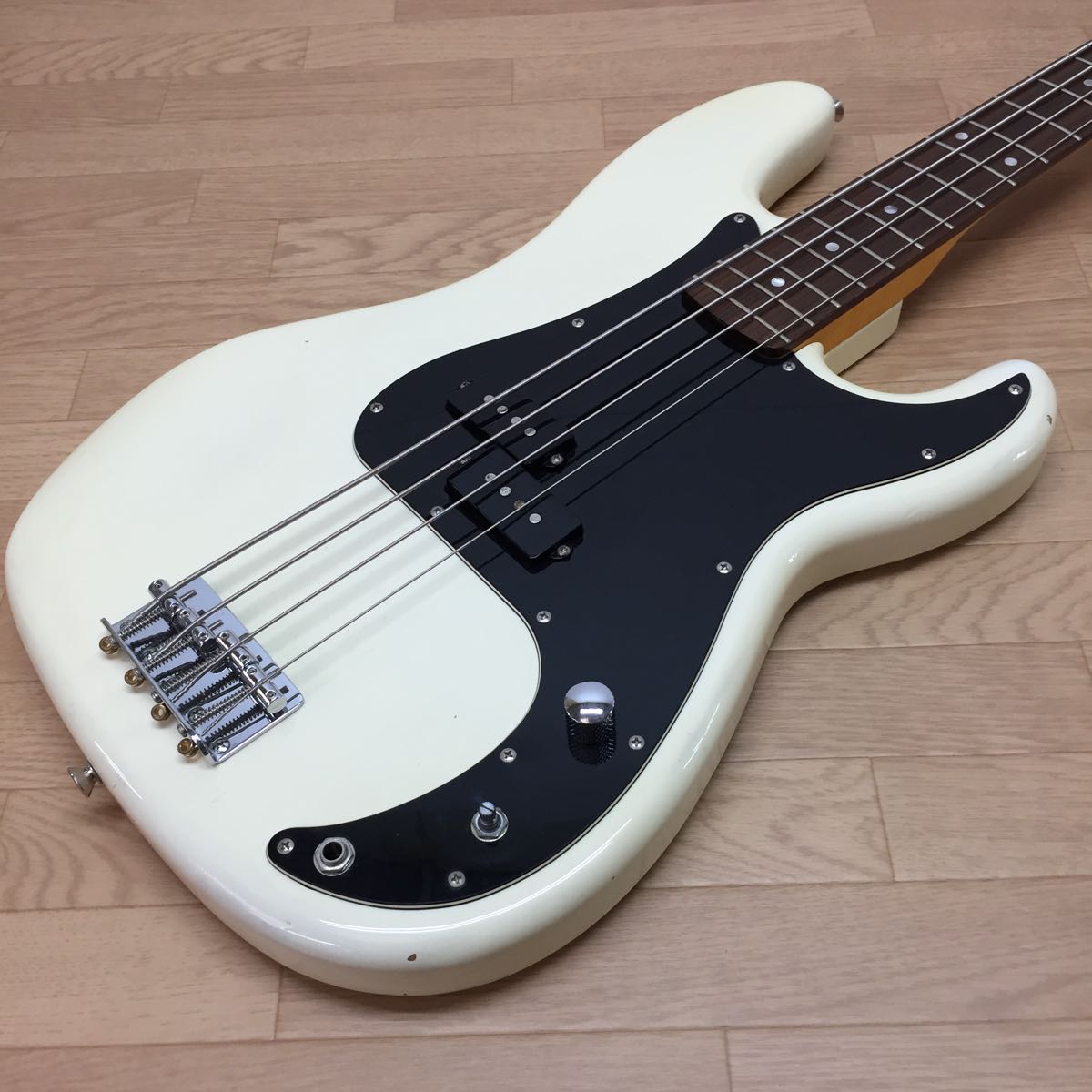 FERNANDES□エレキベース□フェルナンデス□ホワイト系□ソフトケース