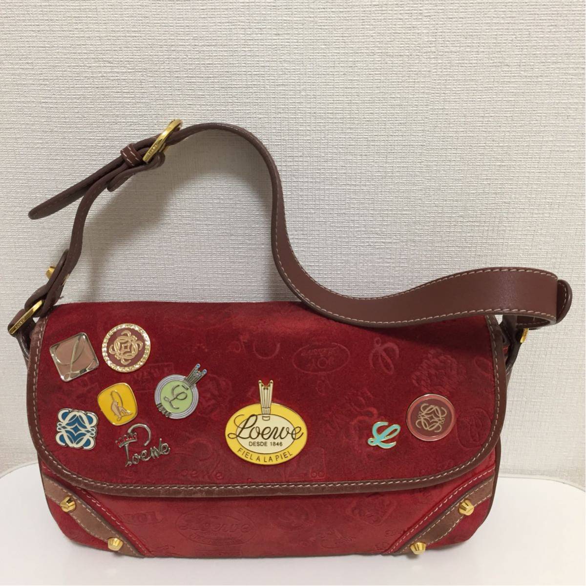 驚きの破格値，大人気 LOEWE ロエベ 160周年記念 セミ ショルダーバッグ レディース ワンショルダー スエード ロゴ レッド 赤(ショルダー)｜売買されたオークション情報、yahooの商品情報をアーカイブ公開 - オークフ 女性用