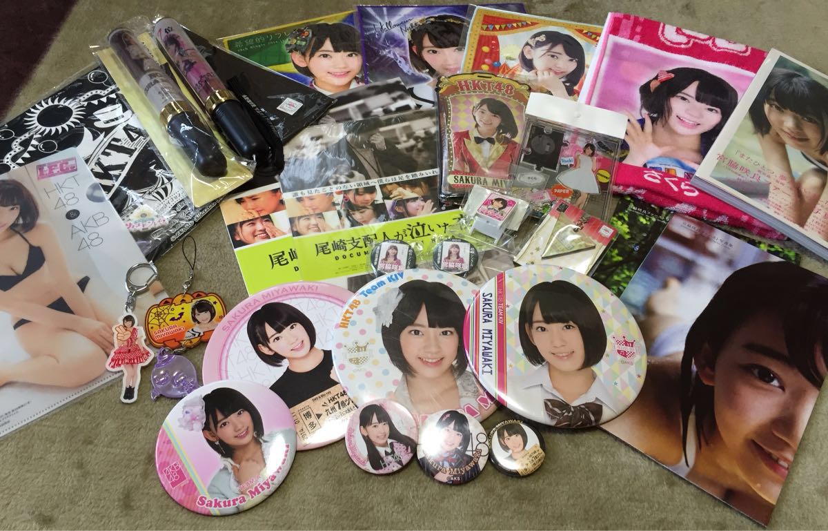 AKB48 HKT48 宮脇咲良 グッズ まとめ売り (バッジ キーホルダー 写真集