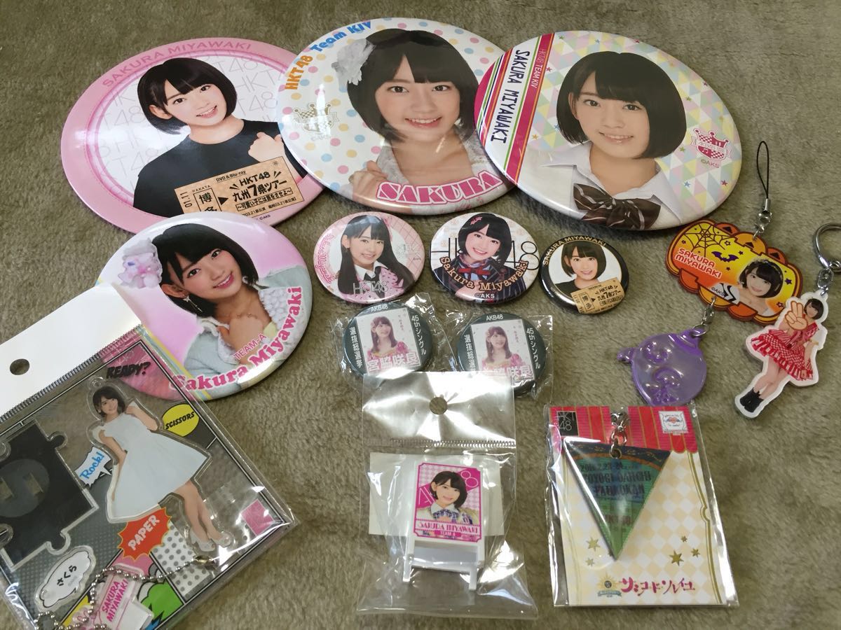 AKB48 HKT48 宮脇咲良 グッズ まとめ売り (バッジ キーホルダー 写真集